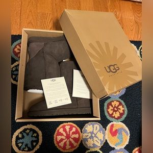 Women’s UGG Classic Short Brown Boots Size US 8 NIB